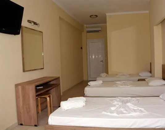 Üç Kişilik Oda, Havuz Manzaralı
