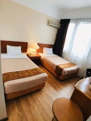 Standard Tek Büyük veya İki Ayrı Yataklı Oda, Sigara İçilebilir