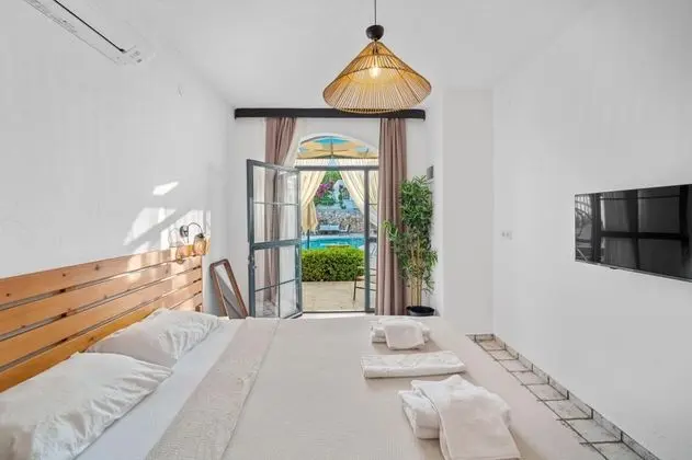 Standart Oda, Havuz ve Bahçe Manzaralı, Balkon veya Teraslı