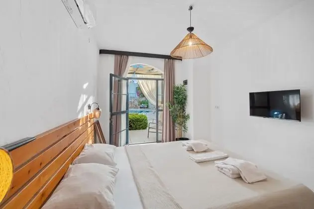 Standart Oda, Havuz ve Bahçe Manzaralı, Balkon veya Teraslı