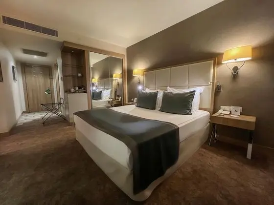 https://images.etstur.com/files/images/hotelImages/TR/50906/l/Kaya-Izmir-Thermal---Convention-Oda-338298.jpg