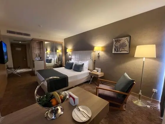 https://images.etstur.com/files/images/hotelImages/TR/50906/l/Kaya-Izmir-Thermal---Convention-Oda-338305.jpg