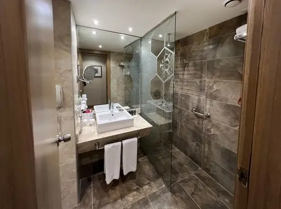 https://images.etstur.com/files/images/hotelImages/TR/50906/l/Kaya-Izmir-Thermal---Convention-Oda-338307.jpg