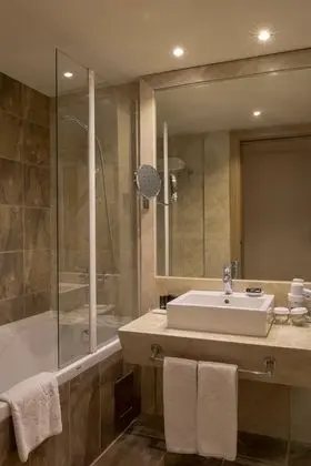 https://images.etstur.com/files/images/hotelImages/TR/50906/l/Kaya-Izmir-Thermal---Convention-Oda-338308.jpg