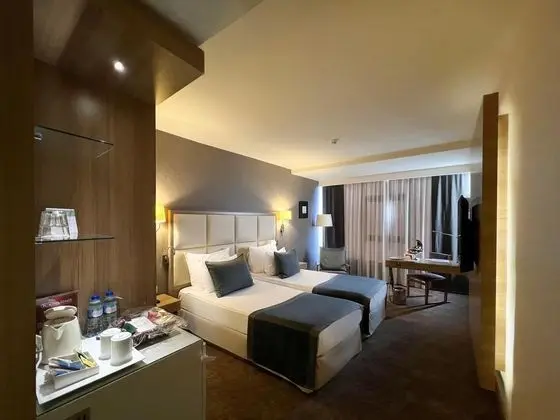 https://images.etstur.com/files/images/hotelImages/TR/50906/l/Kaya-Izmir-Thermal---Convention-Oda-338310.jpg