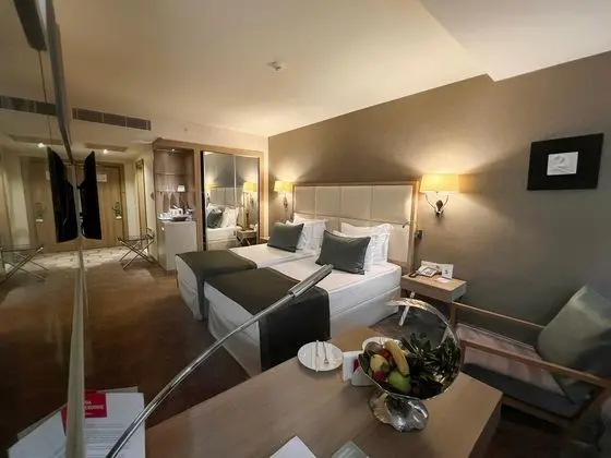 https://images.etstur.com/files/images/hotelImages/TR/50906/l/Kaya-Izmir-Thermal---Convention-Oda-338311.jpg