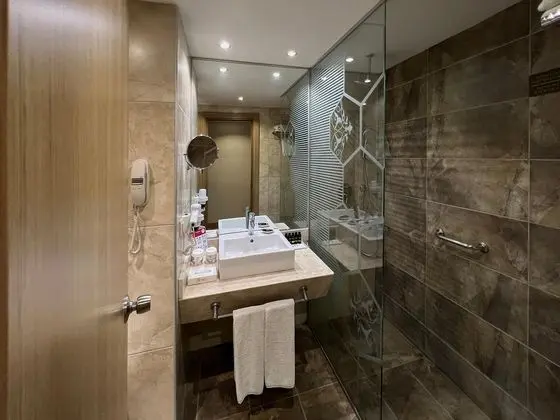 https://images.etstur.com/files/images/hotelImages/TR/50906/l/Kaya-Izmir-Thermal---Convention-Oda-338312.jpg