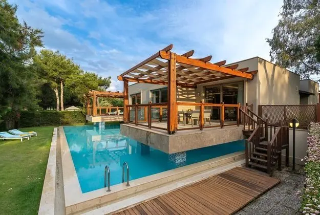 https://images.etstur.com/files/images/hotelImages/TR/52921/l/Kaya-Palazzo-Golf-Resort-Oda-392307.jpg