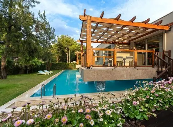 https://images.etstur.com/files/images/hotelImages/TR/52921/l/Kaya-Palazzo-Golf-Resort-Oda-392308.jpg