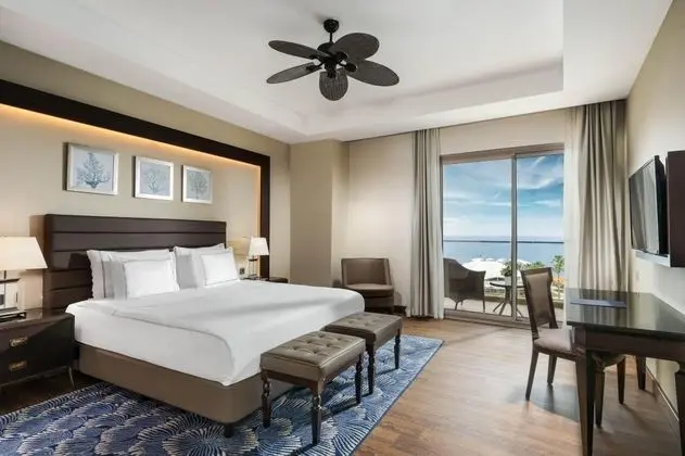https://images.odamax.com/img/1024x768/odamax/image/upload/Kaya_Palazzo_Golf_Resort_202511251609018_Palazzo_Suite_Sea_View_2_min.jpg