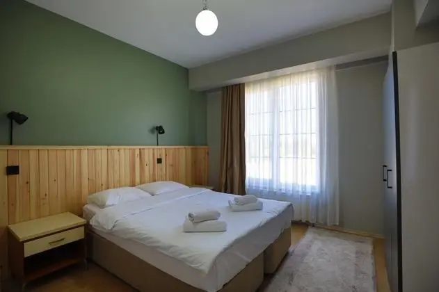 Çift Kişilik, Avlu Manzaralı