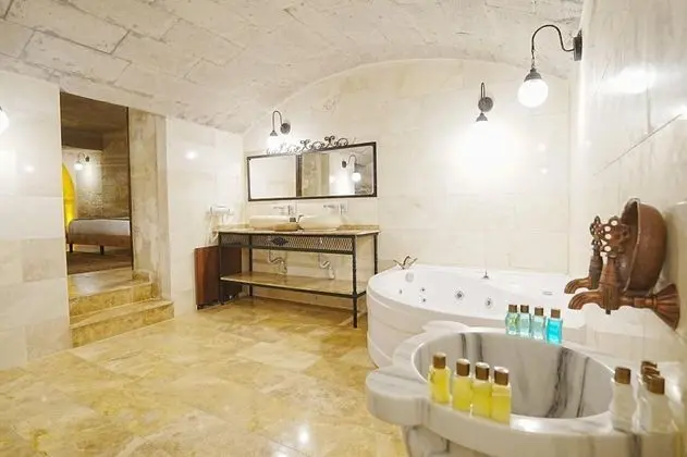 King Cave Suite,    , Jakuzili