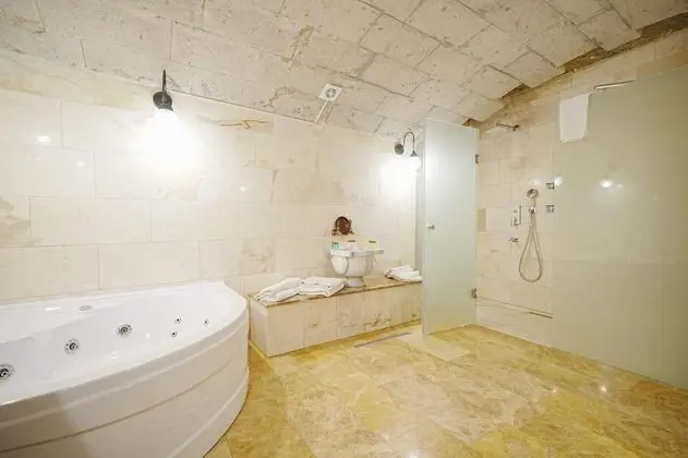 King Cave Suite,    , Jakuzili