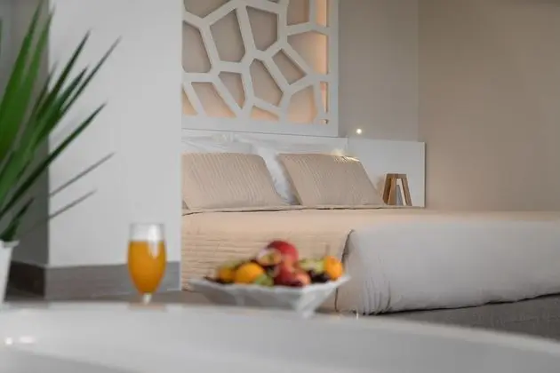 Deluxe Süit, Kısmi Deniz Manzaralı (Outdoor or Indoor Jacuzzi)