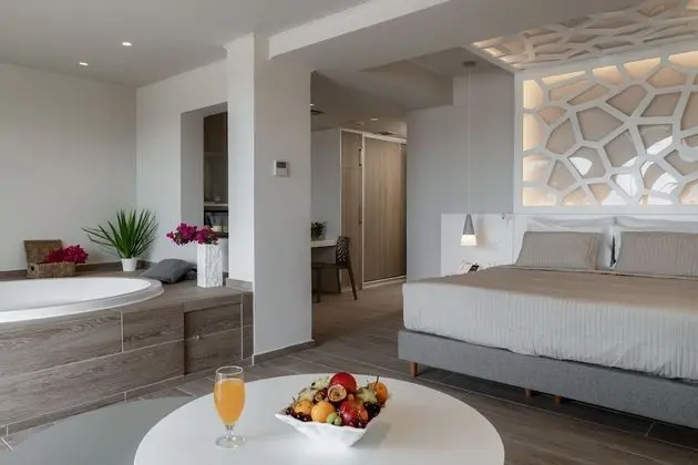 Deluxe Süit, Kısmi Deniz Manzaralı (Outdoor or Indoor Jacuzzi)