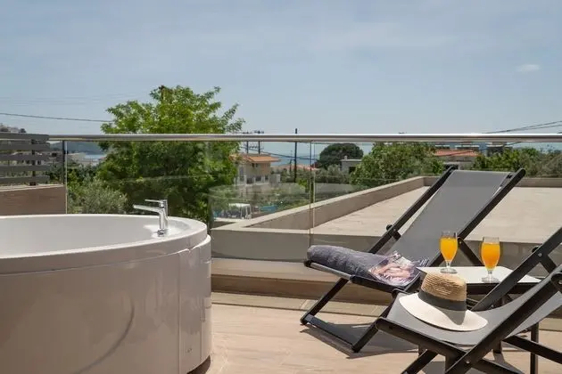 Deluxe Süit, Kısmi Deniz Manzaralı (Outdoor or Indoor Jacuzzi)