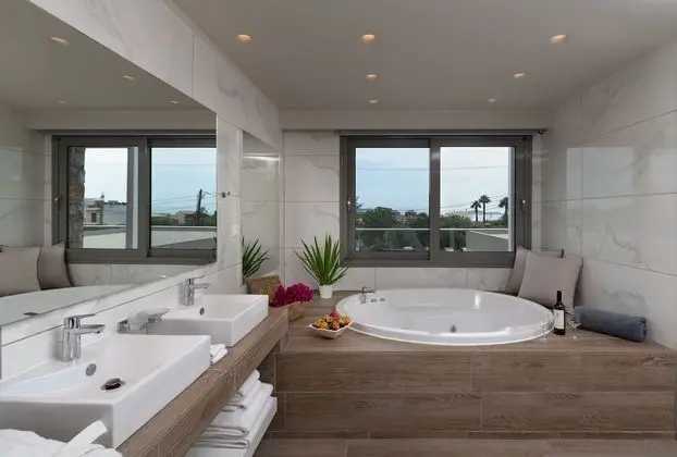 Deluxe Süit, Kısmi Deniz Manzaralı (Outdoor or Indoor Jacuzzi)