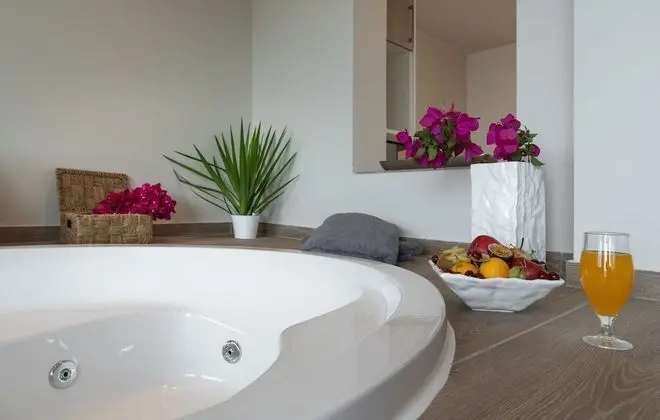 Deluxe Süit, Kısmi Deniz Manzaralı (Outdoor or Indoor Jacuzzi)