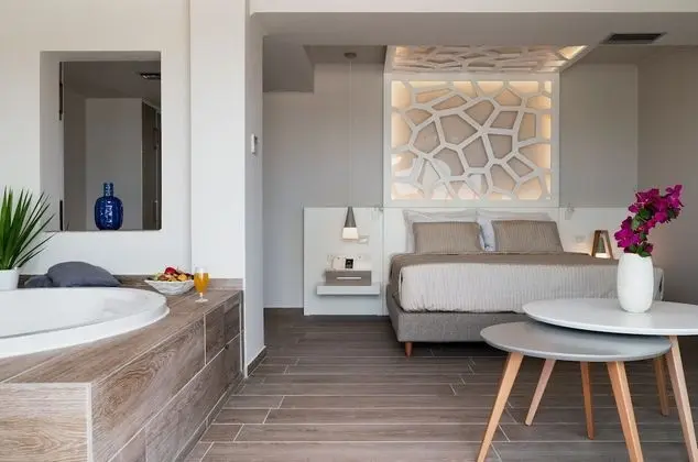 Deluxe Süit, Kısmi Deniz Manzaralı (Outdoor or Indoor Jacuzzi)