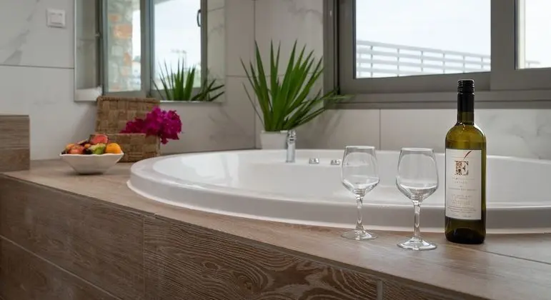 Deluxe Süit, Kısmi Deniz Manzaralı (Outdoor or Indoor Jacuzzi)