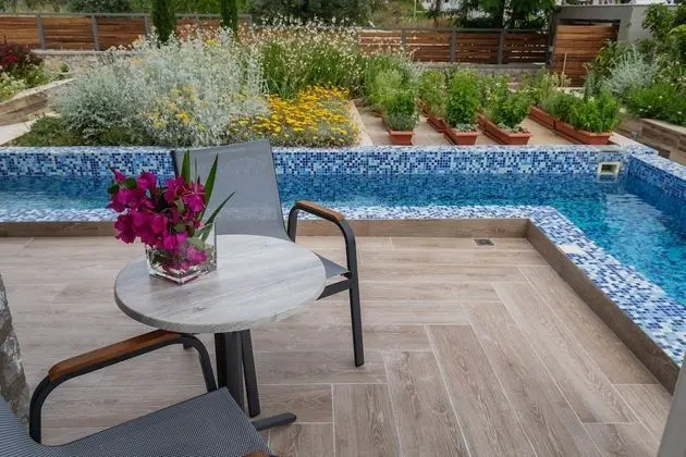 Deluxe Tek Büyük Yataklı Oda, Bahçe Manzaralı (Swip Up Outdoor Running Jacuzzi)