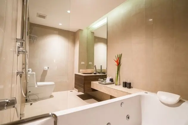 Ocean View Jacuzzi Deluxe - Hillside