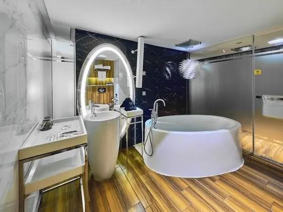 Deluxe Tek Büyük Yataklı Oda