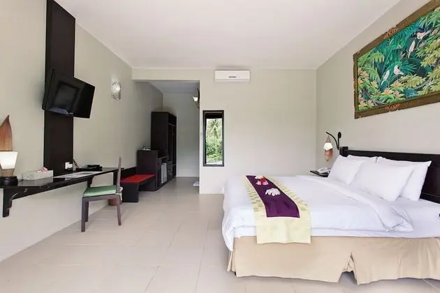 Deluxe Dahlia Double Bedroom