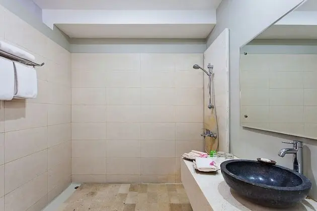Deluxe Seroja Twin Bedroom