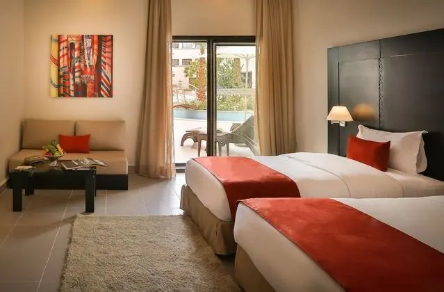 Superior Tek Büyük Yataklı Oda, Havuz Manzaralı