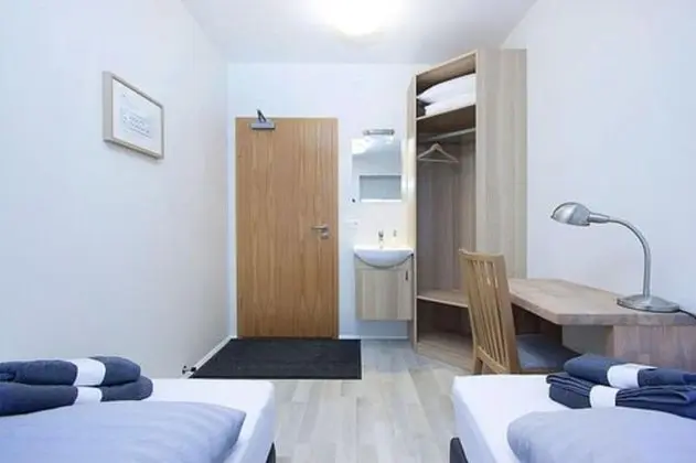 İki Ayrı Yataklı Oda, Ortak Banyo