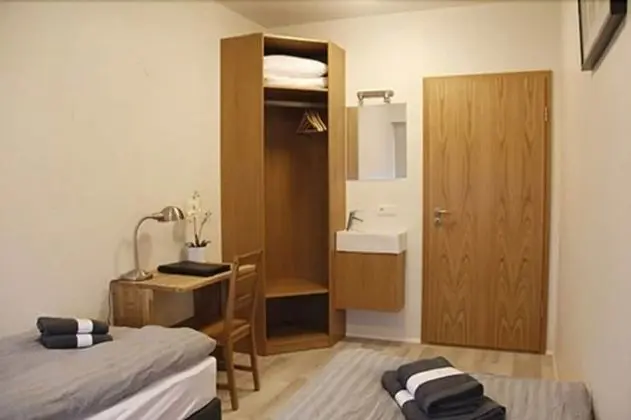 İki Ayrı Yataklı Oda, Ortak Banyo
