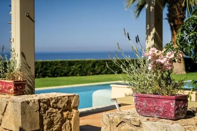 Ev
