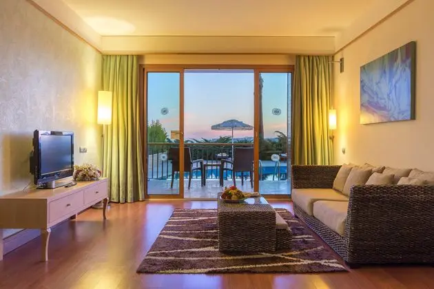 https://images.etstur.com/imgproxy/resize/2560x1440/files/images/hotelImages/etsrooms/606/Kefaluka_Resort_20251010143552_1.JPG