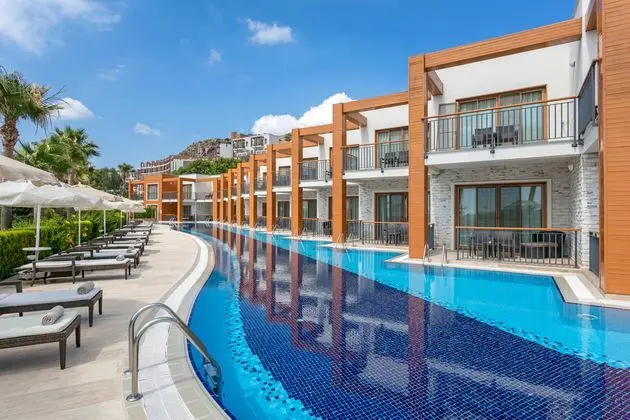 https://images.etstur.com/imgproxy/resize/2560x1440/files/images/hotelImages/etsrooms/606/Kefaluka_Resort_20251010143704_1.jpg