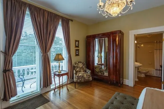 Grand Oda, 1 En Büyük (King) Boy Yatak, Balkon (James E. Oglethorpe)