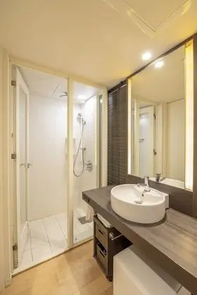 Tek Büyük Yataklı Oda, Sigara İçilebilir (Semi-double, with Shower Booth)