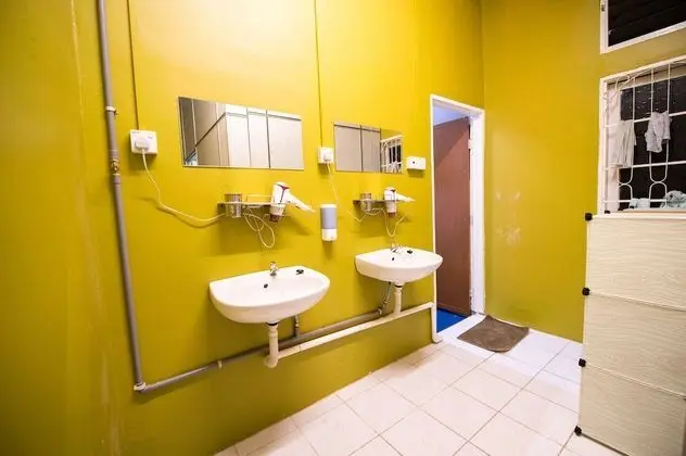 İki Ayrı Yataklı Oda, Ortak Banyo