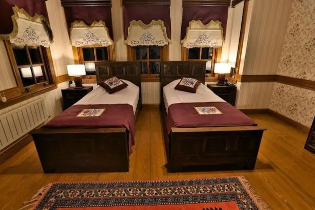 Çift Kişilik, Bahçe Manzaralı