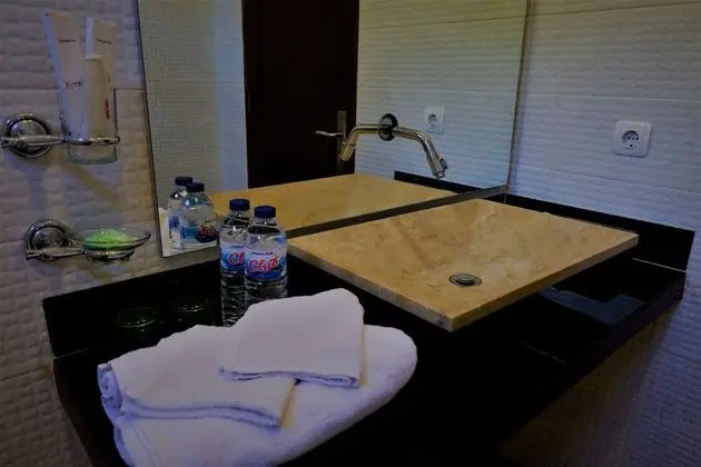 Deluxe Tek Büyük Yataklı Oda, Havuz Manzaralı