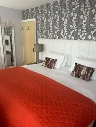 Tek Büyük veya İki Ayrı Yataklı Oda, Banyolu/Duşlu