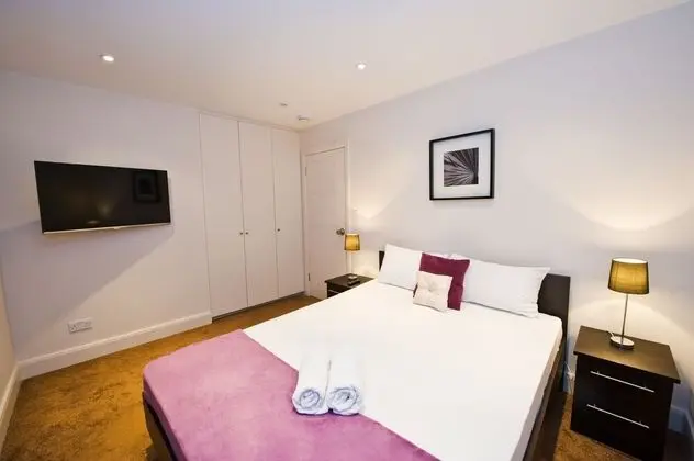 Deluxe Tek Büyük Yataklı Oda (Shared Bathroom)