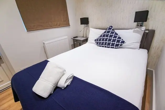 Deluxe Tek Büyük Yataklı Oda (Shared Bathroom)