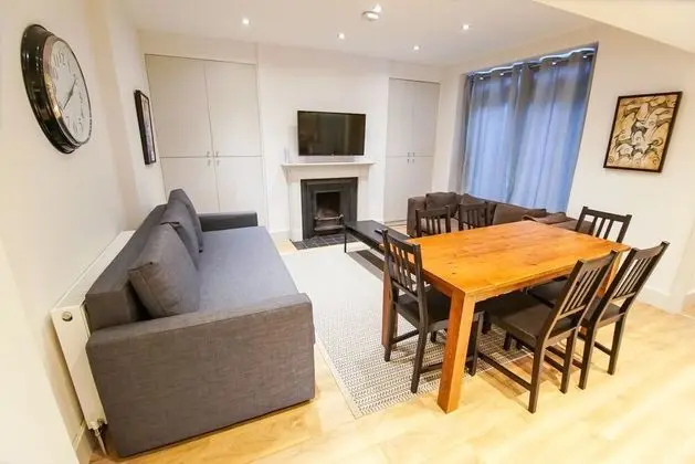 Deluxe Tek Büyük Yataklı Oda (Shared Bathroom)