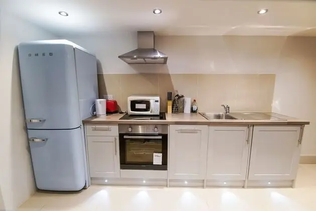 Deluxe Tek Büyük Yataklı Oda (Shared Bathroom)