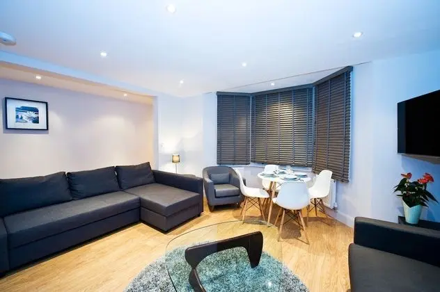 Deluxe Tek Büyük Yataklı Oda (Shared Bathroom)