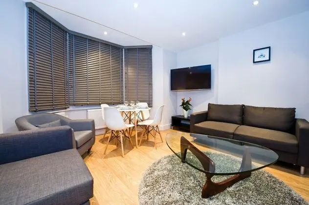 Deluxe Tek Büyük Yataklı Oda (Shared Bathroom)