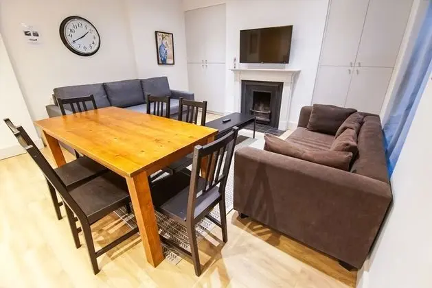 Deluxe Tek Büyük Yataklı Oda (Shared Bathroom)