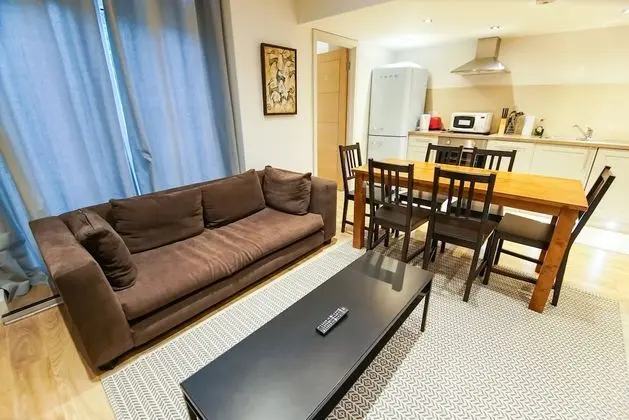 Deluxe Tek Büyük Yataklı Oda (Shared Bathroom)