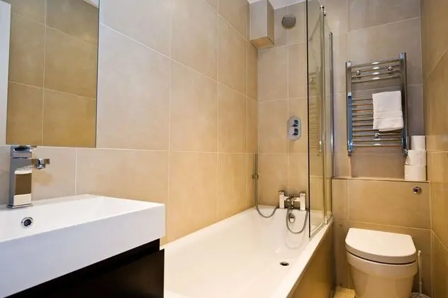Deluxe Tek Büyük Yataklı Oda (Shared Bathroom)